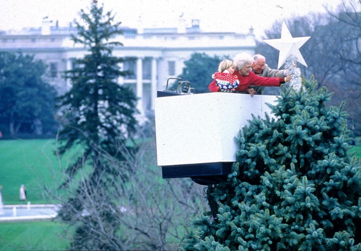 Các đệ nhất phu nhân Mỹ đã thay đổi Nhà Trắng trước Giáng sinh như thế nào?