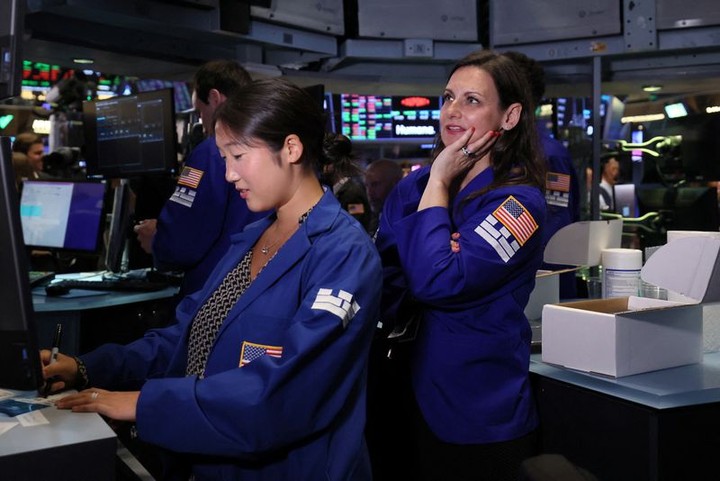 Các nữ trader làm việc tại sàn giao dịch chứng khoán New York Stock Exchange (NYSE), Mỹ