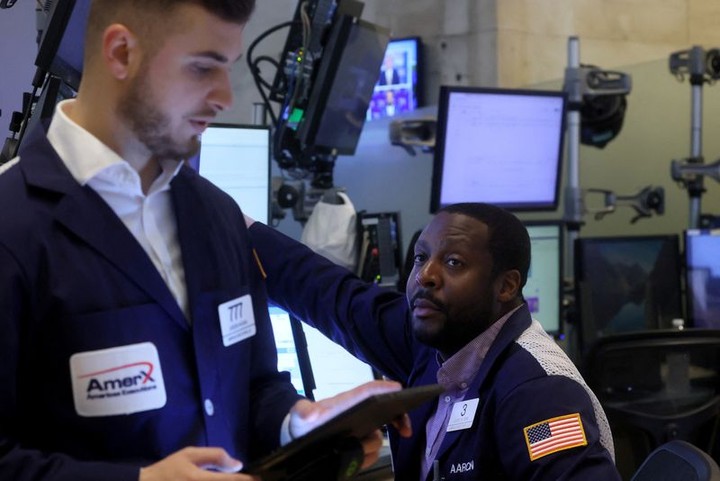 Các trader làm việc trên Sàn Giao dịch Chứng khoán New York (NYSE) tại New York, Mỹ