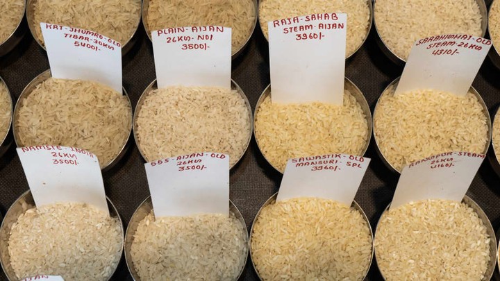 Nhiều loại gạo được bày bán tại một nhà buôn ở Guwahati, Ấn Độ