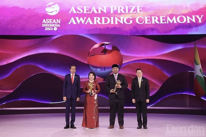 Tổng thống Indonesia Joko Widodo trao Giải thưởng ASEAN 2023 cho bà Nguyễn Thị Tuyết Minh