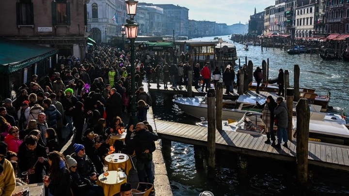 Tình trạng đông đúc tại The Grand Canal trong thời điểm Lễ hội Venice ngày 11/2/2023