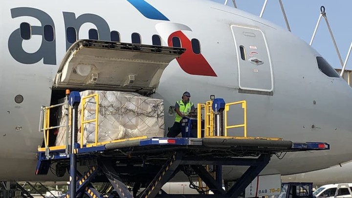 Một chiếc máy bay 787 của American Airlines đang chất hàng tại Sân bay Quốc tế Philadelphia (Mỹ)