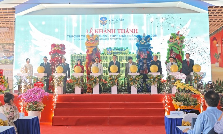 Các đại biểu thực hiện nghi thức khánh thành Trường Tiểu học - THCS - THPT Khải Hoàn - Nam Sài Gòn (Victoria School)