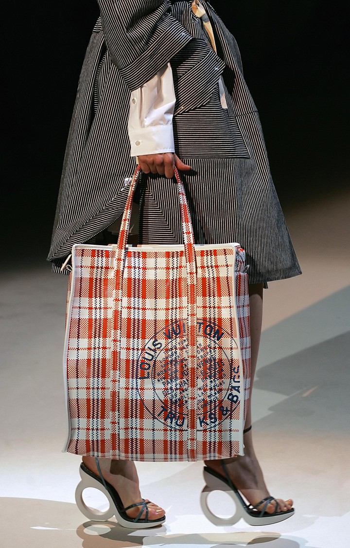 Chiếc túi xách kiểu dáng lạ thường của Louis Vuitton có giá hơn 3.000 USD