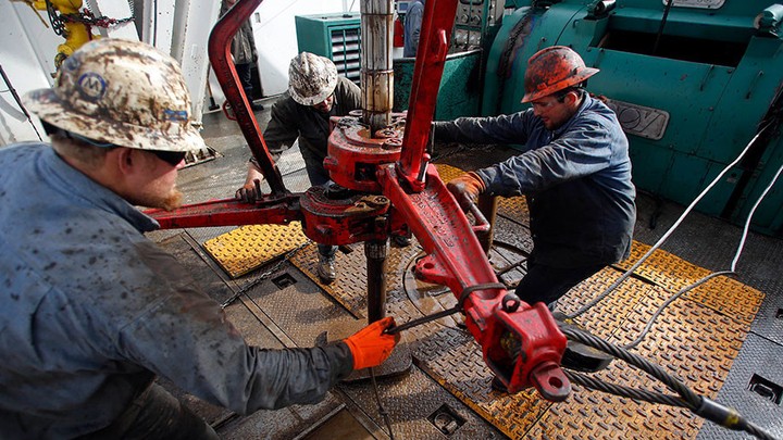 Giá xăng dầu hôm nay 30/11: OPEC+ có thể giảm sản lượng thêm 1 triệu thùng/ngày