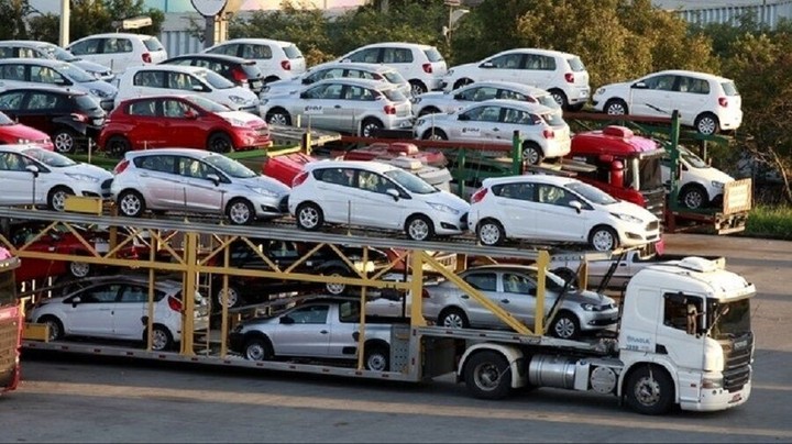 Lượng ô tô nhập khẩu "lao dốc", giá xe được dự báo giảm mạnh